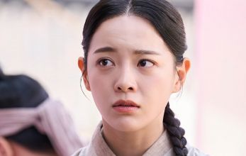 Струящаяся над рекой луна