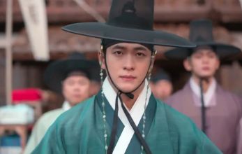 Струящаяся над рекой луна