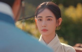 Струящаяся над рекой луна