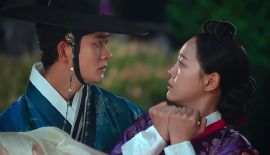 Струящаяся над рекой луна трейлер